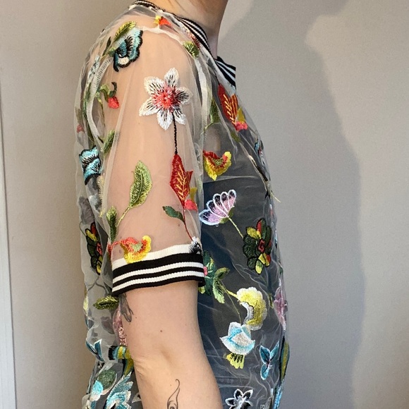 Sheer fashion top with embroidery - Picture 2 of 3